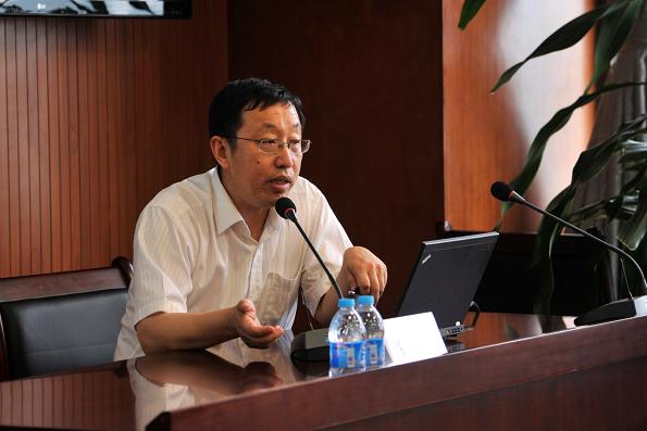 裝備集團(tuán)狄東仁總從水泥工藝出發(fā)向新員工講解新型干法生產(chǎn)線主要設(shè)備、自主研發(fā)裝備及水泥裝備發(fā)展趨勢(shì)。